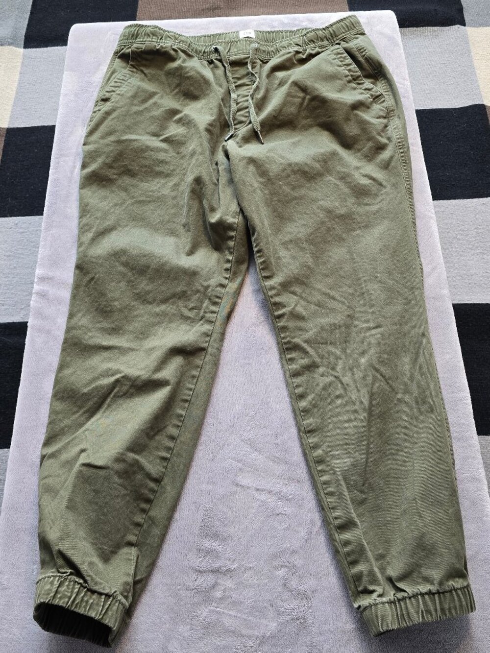 GAP Essential olive green joggers in large